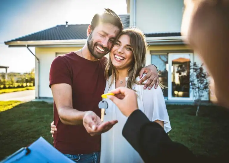 Couple recieves keys to completed luxury home build